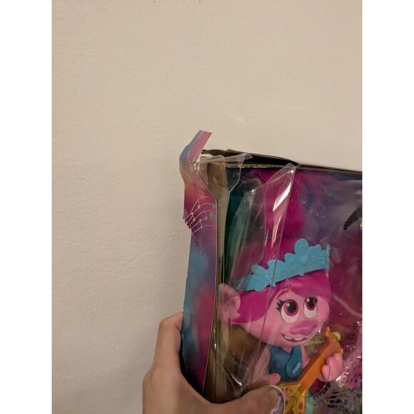 DreamWorks Trolls World Tour Pop to Rock Poppy Singing Doll w/2 Guitars Hasbro - Picture 11 of 16
